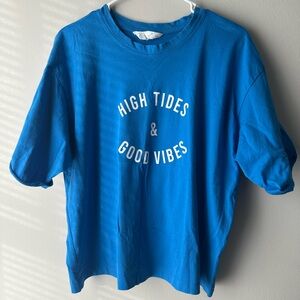 T-Shirt with 'High Tides & Good Vibes' Print